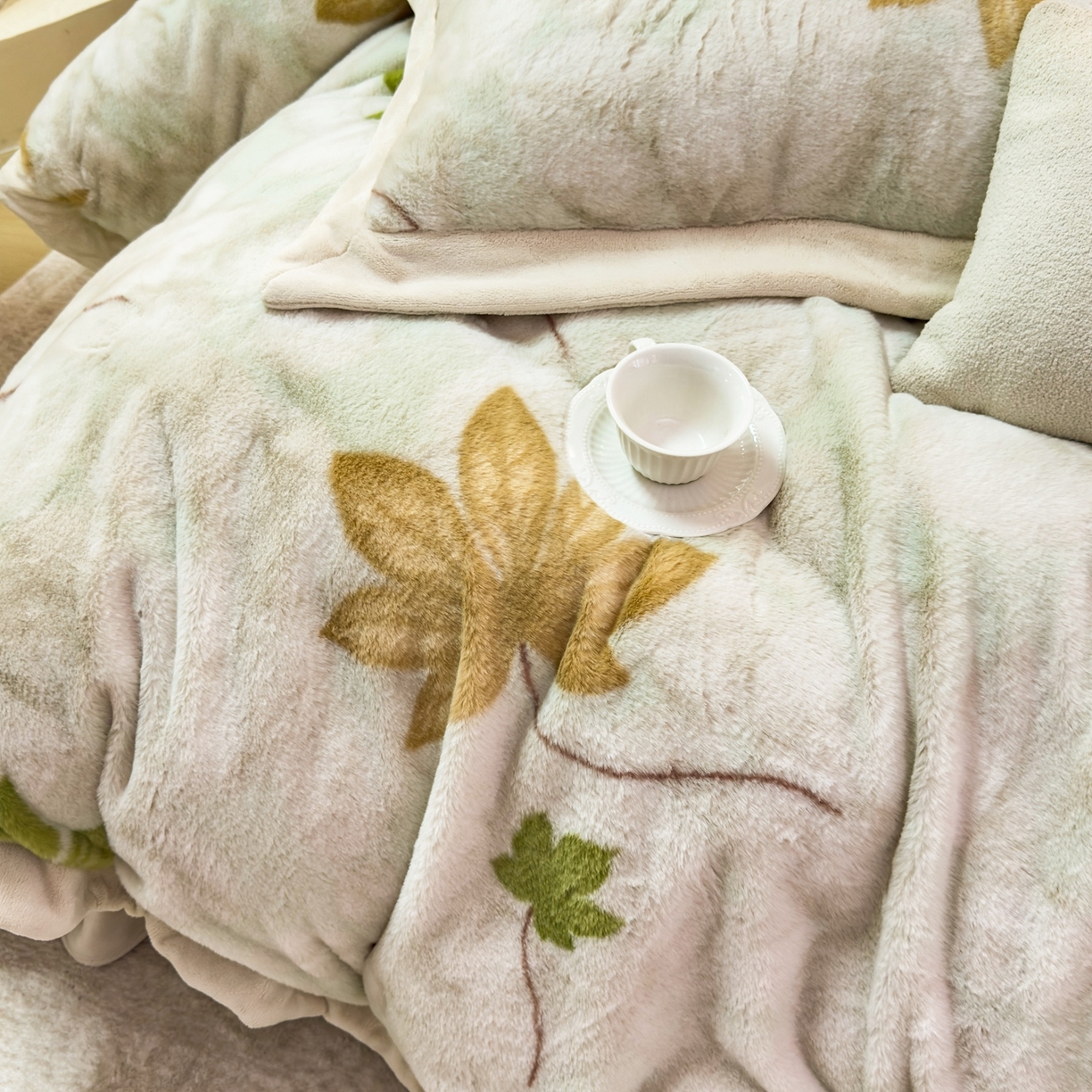 91家纺网 家纺一手货源 找家纺 优姿家纺 2025新款380克11斤兔毛绒印花四件套 秋枫-米色