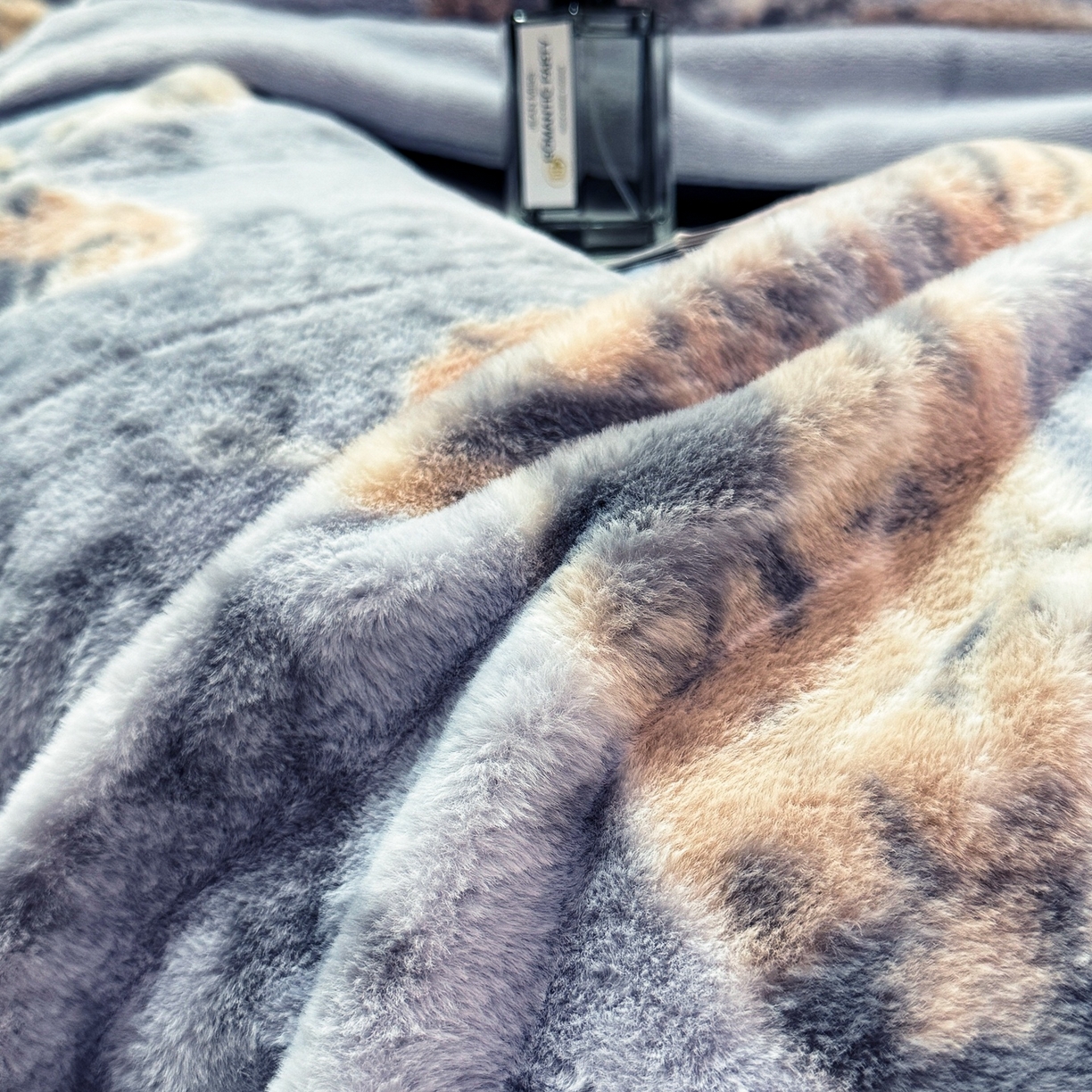 91家纺网 家纺一手货源 找家纺 优姿家纺 2025新款380克11斤兔毛绒印花四件套 蝶曼-雅灰