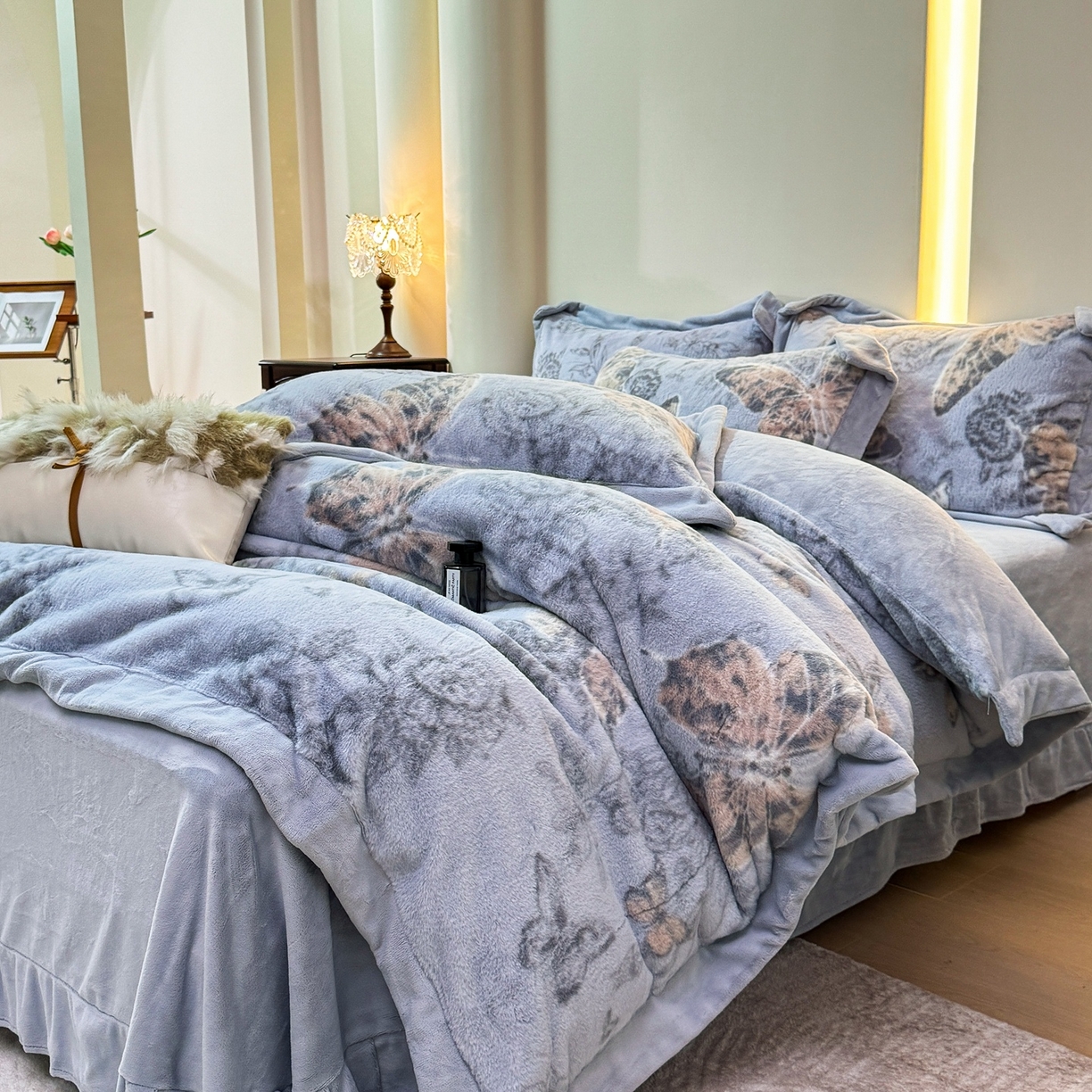 91家纺网 家纺一手货源 找家纺 优姿家纺 2025新款380克11斤兔毛绒印花四件套 蝶曼-雅灰