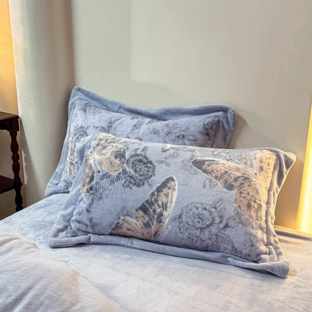 91家纺网 家纺一手货源 找家纺 优姿家纺 2025新款380克11斤兔毛绒印花四件套 蝶曼-雅灰