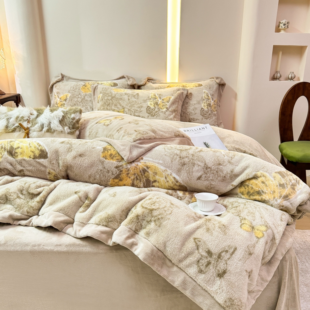 91家纺网 家纺一手货源 找家纺 优姿家纺 2025新款380克11斤兔毛绒印花四件套 蝶曼-浅咖