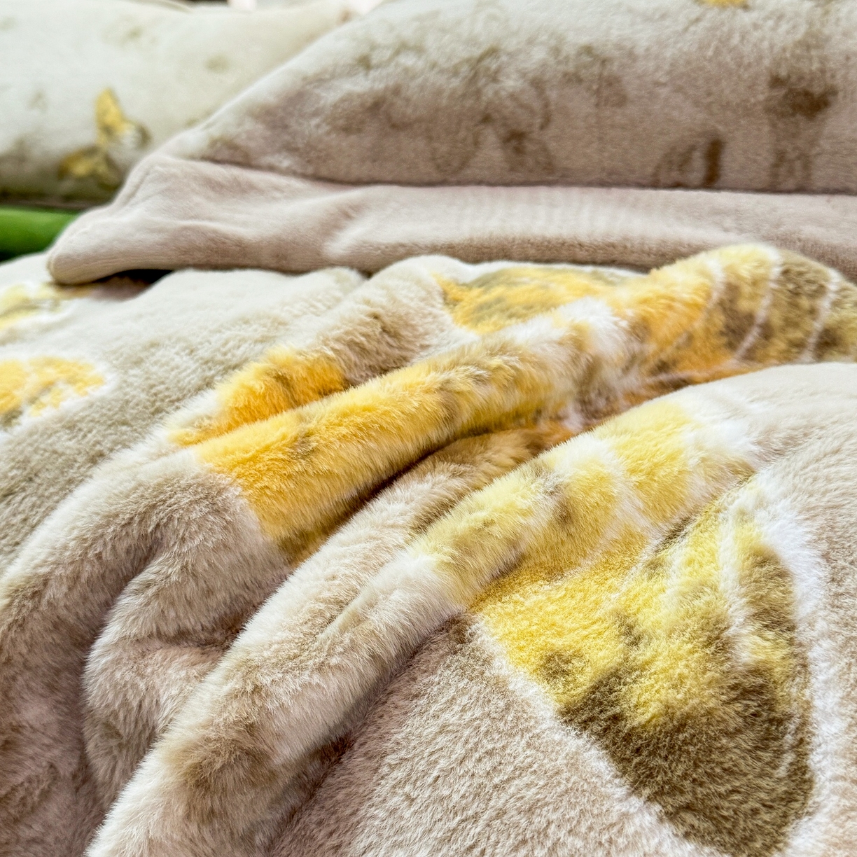 91家纺网 家纺一手货源 找家纺 优姿家纺 2025新款380克11斤兔毛绒印花四件套 蝶曼-浅咖