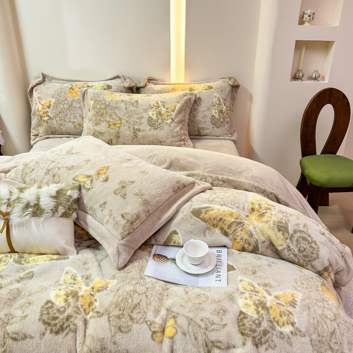 91家纺网 家纺一手货源 找家纺 优姿家纺 2025新款380克11斤兔毛绒印花四件套 蝶曼-浅咖