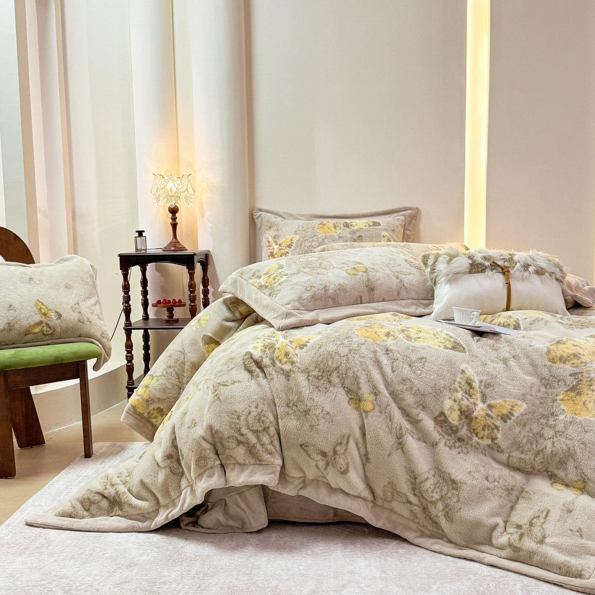 91家纺网 家纺一手货源 找家纺 优姿家纺 2025新款380克11斤兔毛绒印花四件套 蝶曼-浅咖