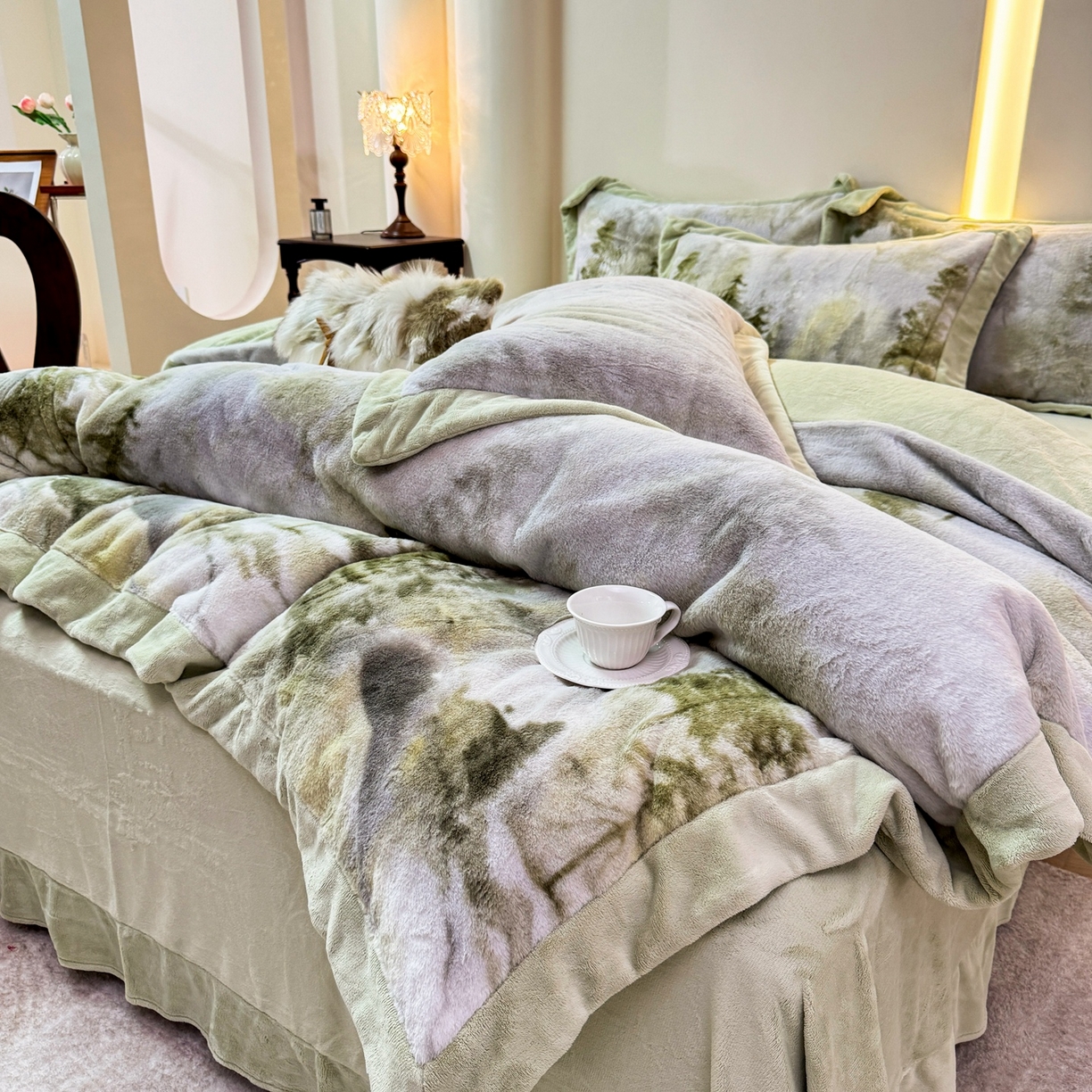 91家纺网 家纺一手货源 找家纺 优姿家纺 2025新款380克11斤兔毛绒印花四件套 秘境-茶绿