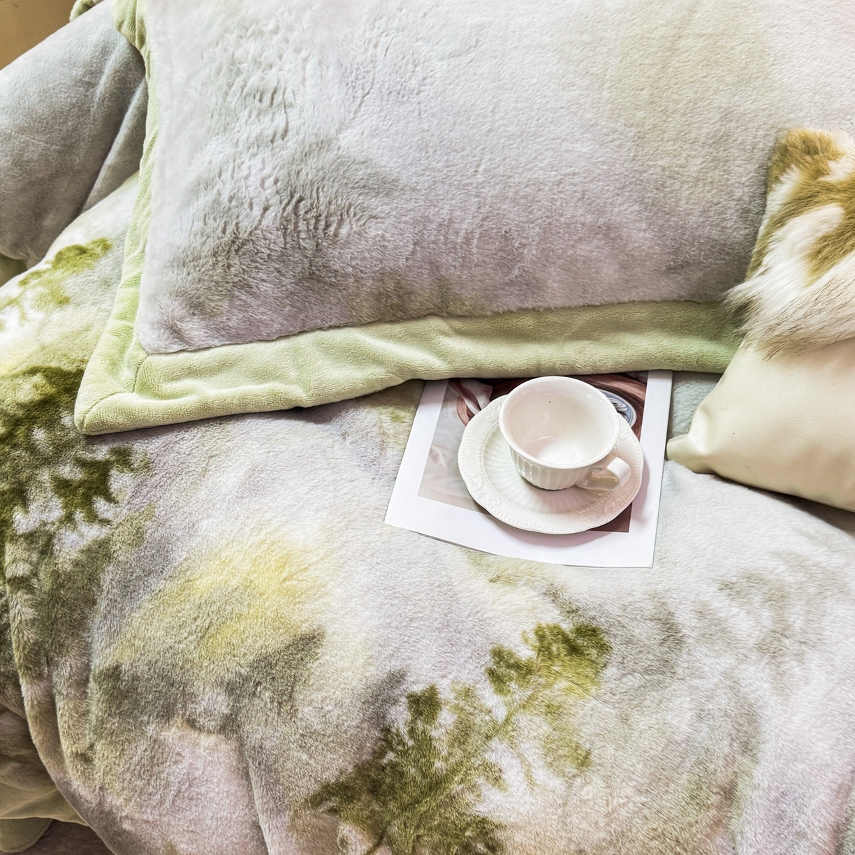 91家纺网 家纺一手货源 找家纺 优姿家纺 2025新款380克11斤兔毛绒印花四件套 秘境-茶绿