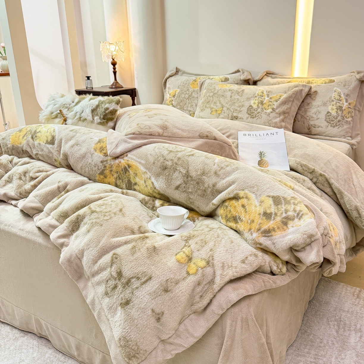 91家纺网 家纺一手货源 找家纺 优姿家纺 2025新款380克11斤兔毛绒印花四件套 蝶曼-浅咖