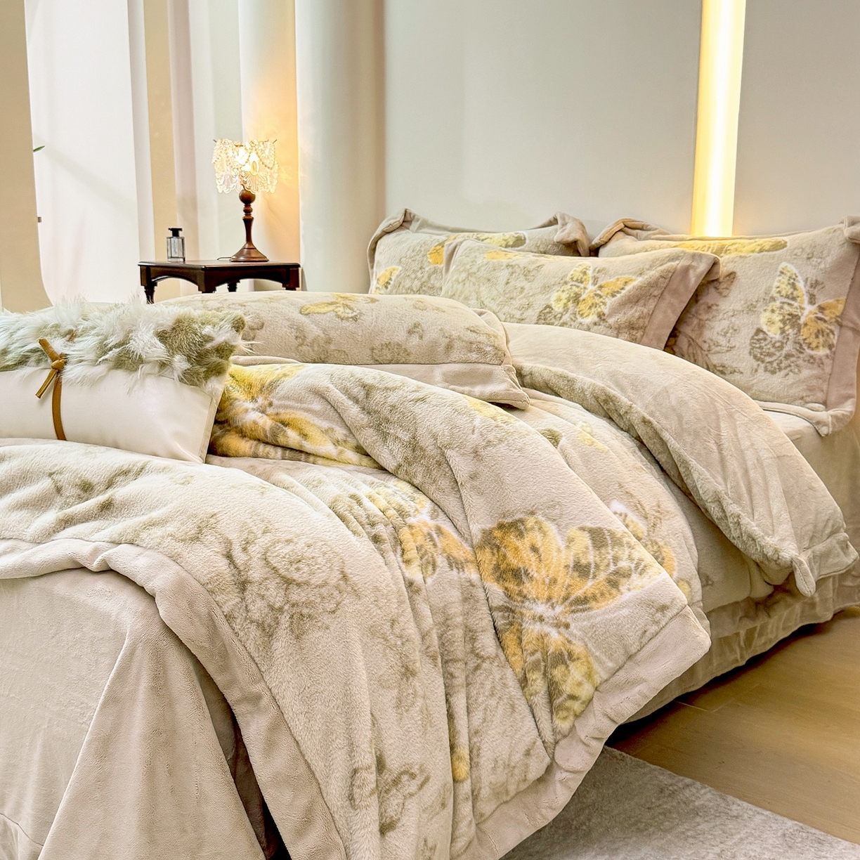 91家纺网 家纺一手货源 找家纺 优姿家纺 2025新款380克11斤兔毛绒印花四件套 蝶曼-浅咖