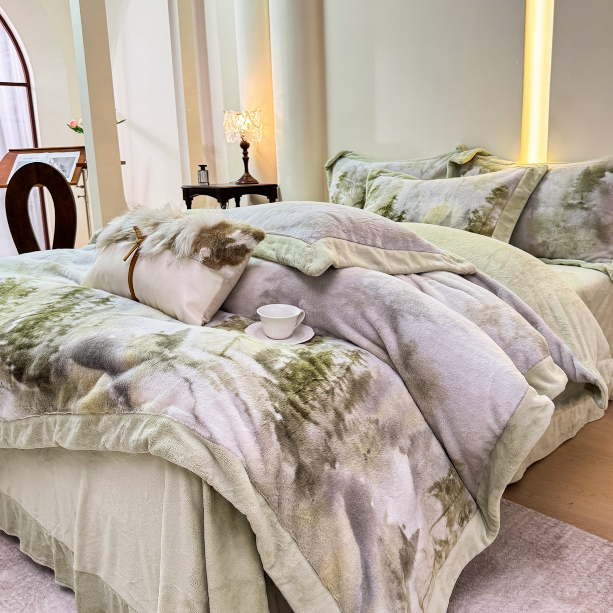 91家纺网 家纺一手货源 找家纺 优姿家纺 2025新款380克11斤兔毛绒印花四件套 秘境-茶绿