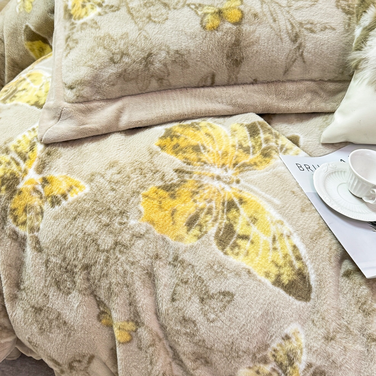 91家纺网 家纺一手货源 找家纺 优姿家纺 2025新款380克11斤兔毛绒印花四件套 蝶曼-浅咖