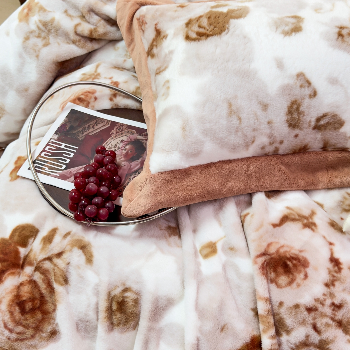 91家纺网 家纺一手货源 找家纺 优姿家纺 2025新款380克11斤兔毛绒印花四件套 古奈-砖红