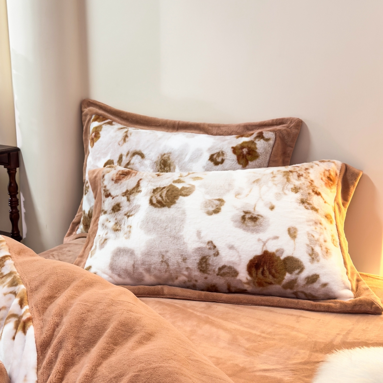 91家纺网 家纺一手货源 找家纺 优姿家纺 2025新款380克11斤兔毛绒印花四件套 古奈-砖红