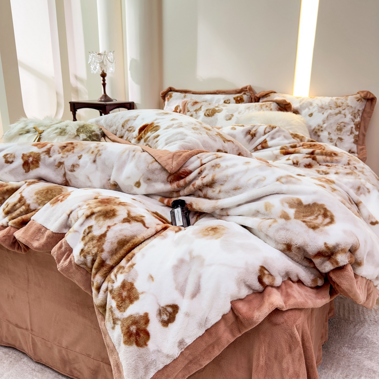 91家纺网 家纺一手货源 找家纺 优姿家纺 2025新款380克11斤兔毛绒印花四件套 古奈-砖红