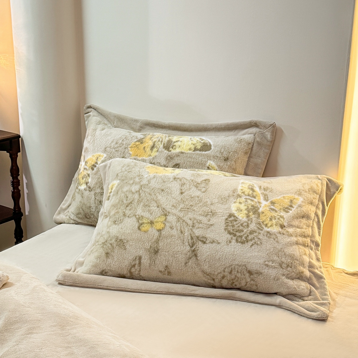 91家纺网 家纺一手货源 找家纺 优姿家纺 2025新款380克11斤兔毛绒印花四件套 蝶曼-浅咖