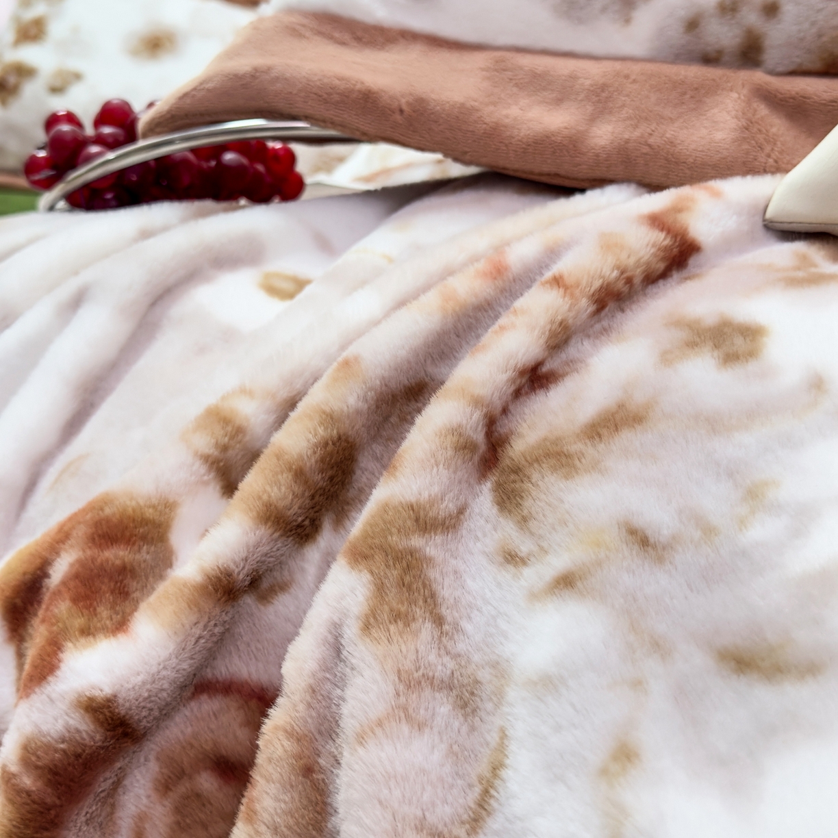 91家纺网 家纺一手货源 找家纺 优姿家纺 2025新款380克11斤兔毛绒印花四件套 古奈-砖红