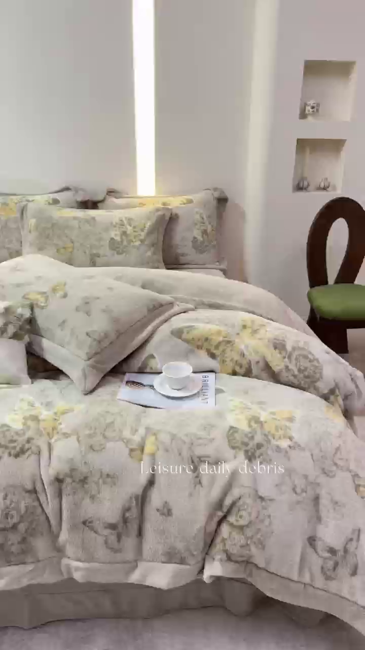 91家纺网 家纺一手货源 找家纺 优姿家纺 2025新款380克11斤兔毛绒印花四件套 蝶曼-浅咖