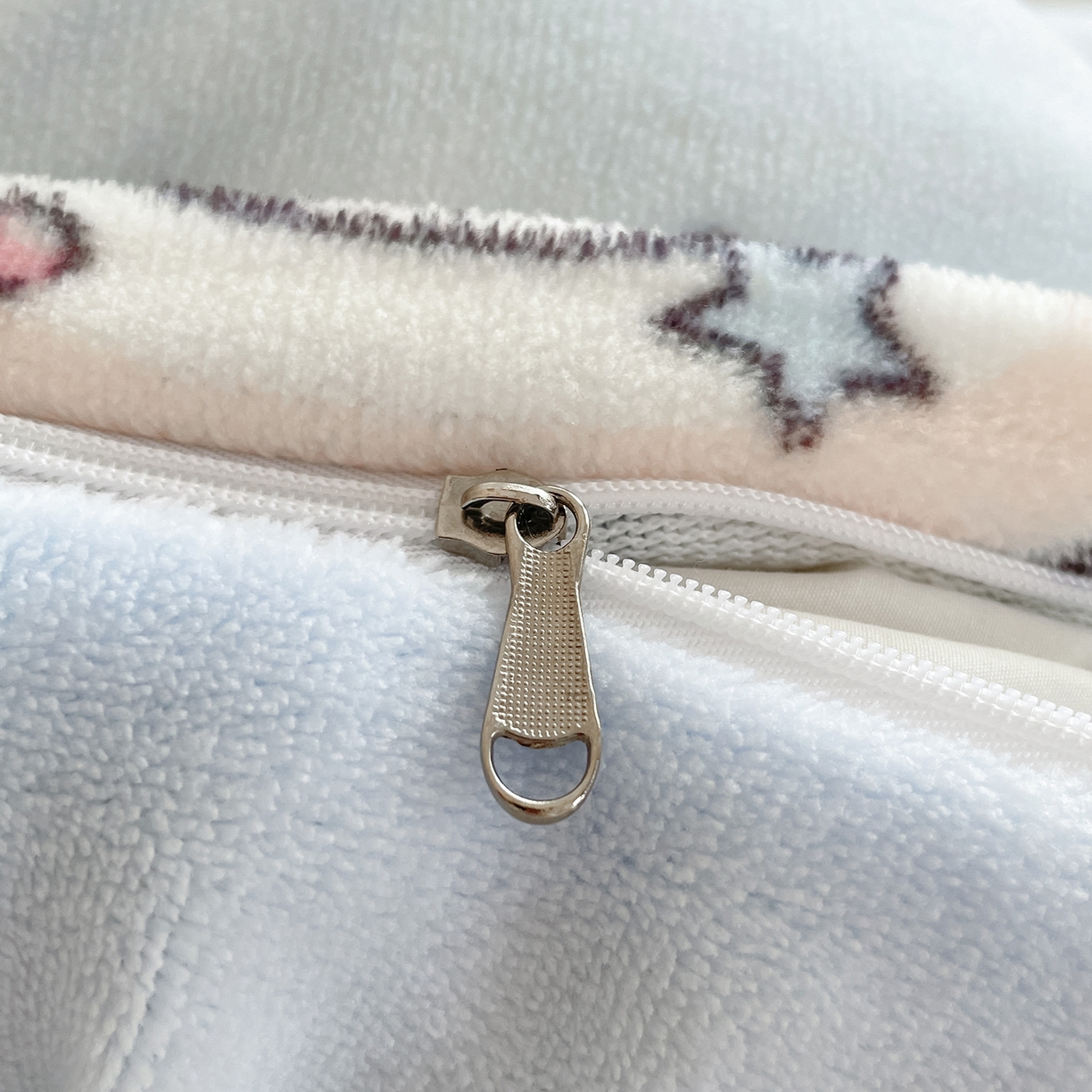 91家纺网 家纺一手货源 找家纺 金爱家 2025新款A类正版三丽鸥授权卡通加厚高克重牛奶绒系列四件套 绒三丽鸥-蓝蓝玉桂狗