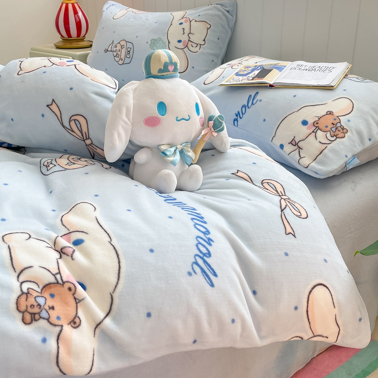 91家纺网 家纺一手货源 找家纺 金爱家 2025新款A类正版三丽鸥授权卡通加厚高克重牛奶绒系列四件套 绒三丽鸥-蓝蓝玉桂狗