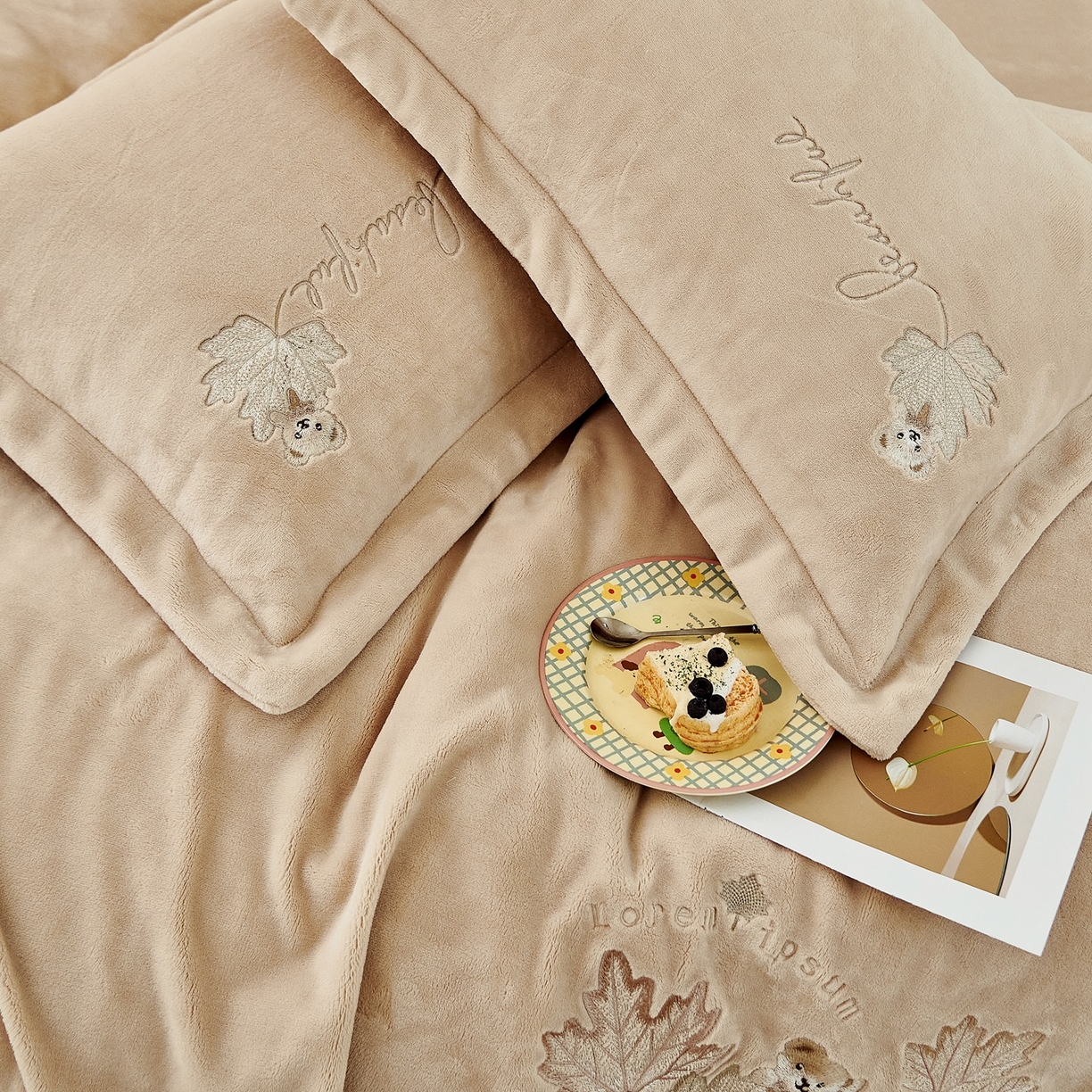 91家纺网 家纺一手货源 找家纺 优姿家纺 2025新款秋意10斤全消光牛奶绒保暖四件套 秋意-浅驼