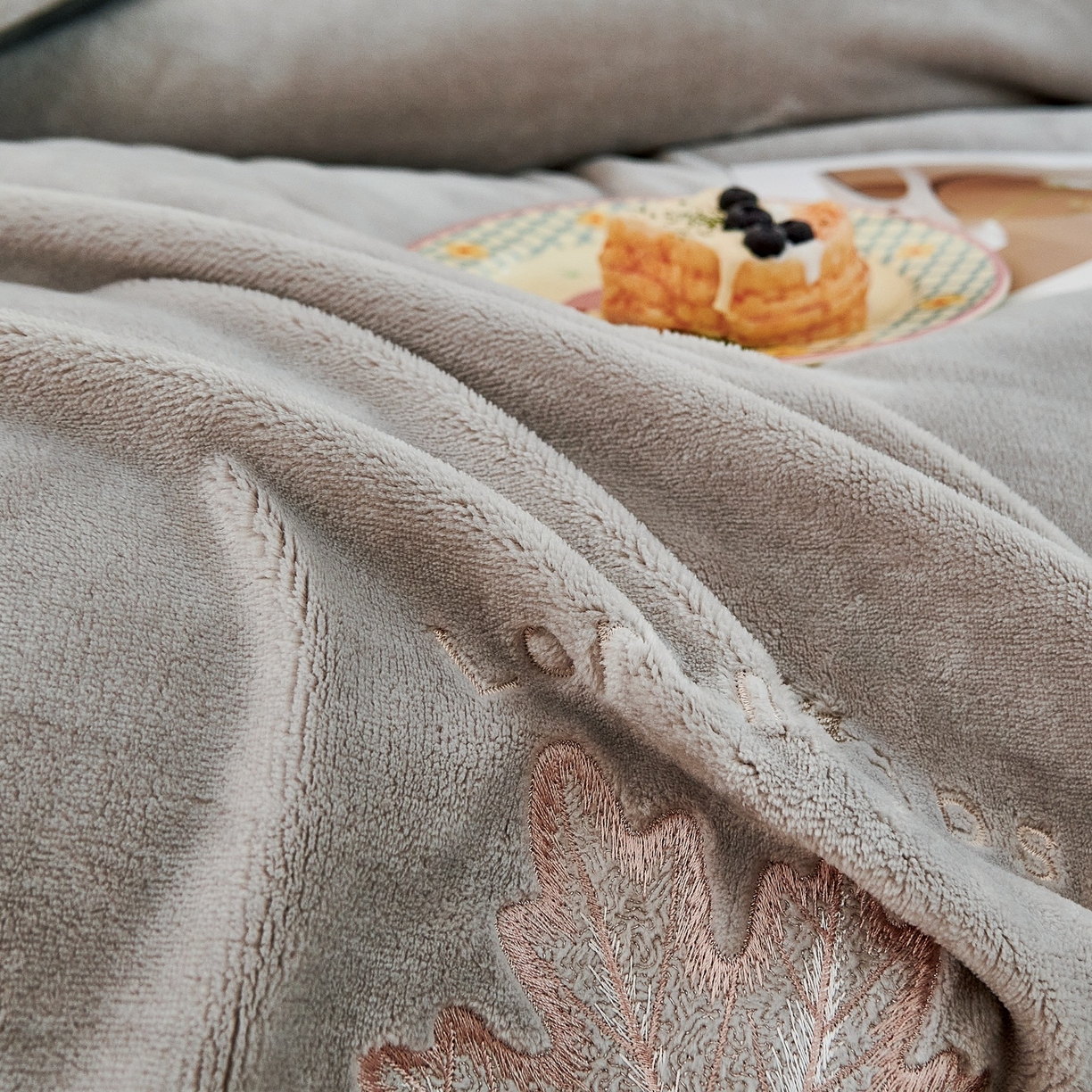 91家纺网 家纺一手货源 找家纺 优姿家纺 2025新款秋意10斤全消光牛奶绒保暖四件套 秋意-银灰