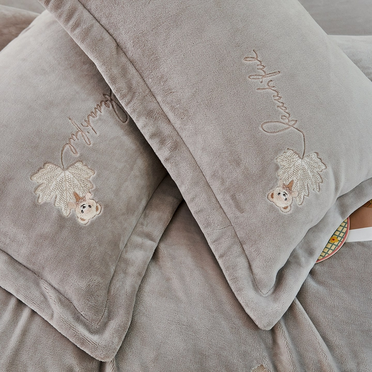 91家纺网 家纺一手货源 找家纺 优姿家纺 2025新款秋意10斤全消光牛奶绒保暖四件套 秋意-银灰