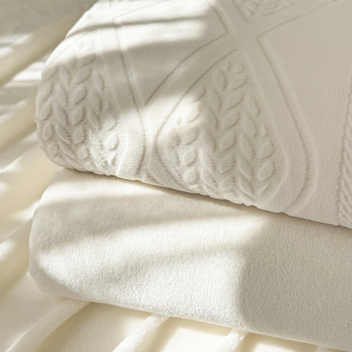 91家纺网 家纺一手货源 找家纺 眠博士 2025新款雕花加厚牛奶绒系列四件套 组合图仅供展示不可下单