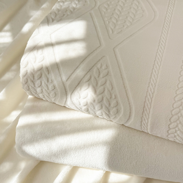 91家纺网 家纺一手货源 找家纺 眠博士 2025新款雕花加厚牛奶绒系列四件套 组合图仅供展示不可下单