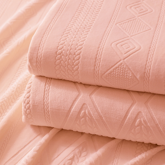 91家纺网 家纺一手货源 找家纺 眠博士 2025新款雕花加厚牛奶绒系列四件套 组合图仅供展示不可下单