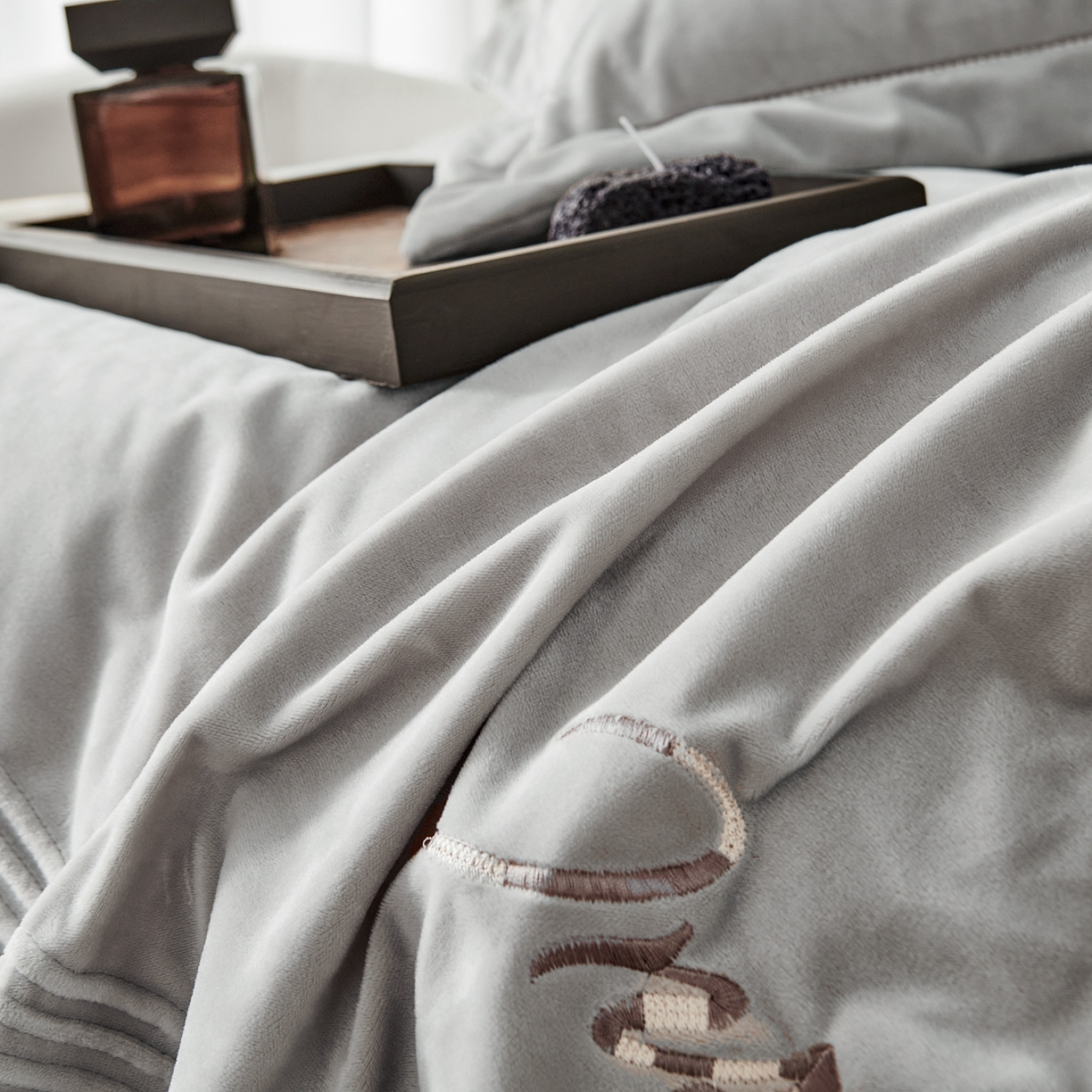 91家纺网 家纺一手货源 找家纺 优姿家纺 2025新款冬野9斤全消光婴肤绒保暖四件套 冬野-绅士灰