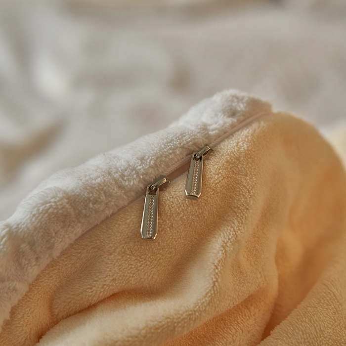 91家纺网 家纺一手货源 找家纺 眠博士 2025新款雕花加厚牛奶绒系列四件套 雕花款-卡洛白黄