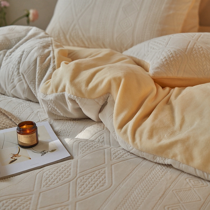 91家纺网 家纺一手货源 找家纺 眠博士 2025新款雕花加厚牛奶绒系列四件套 雕花款-卡洛白黄