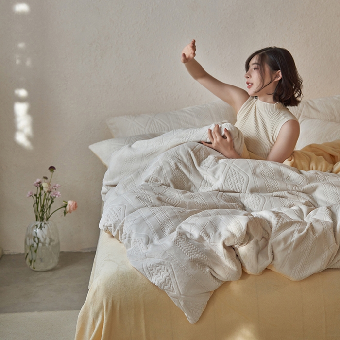 91家纺网 家纺一手货源 找家纺 眠博士 2025新款雕花加厚牛奶绒系列四件套 雕花款-卡洛白黄