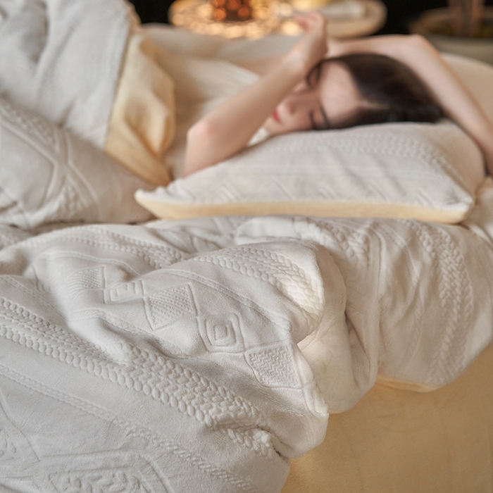 91家纺网 家纺一手货源 找家纺 眠博士 2025新款雕花加厚牛奶绒系列四件套 雕花款-卡洛白黄