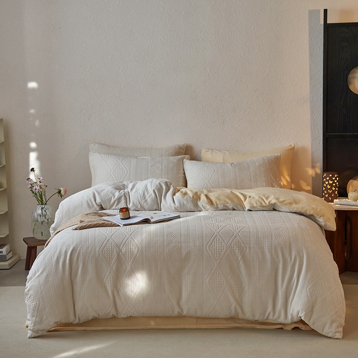 91家纺网 家纺一手货源 找家纺 眠博士 2025新款雕花加厚牛奶绒系列四件套 雕花款-卡洛白黄