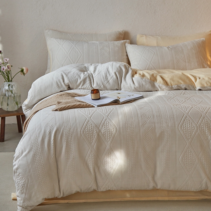 91家纺网 家纺一手货源 找家纺 眠博士 2025新款雕花加厚牛奶绒系列四件套 雕花款-卡洛白黄