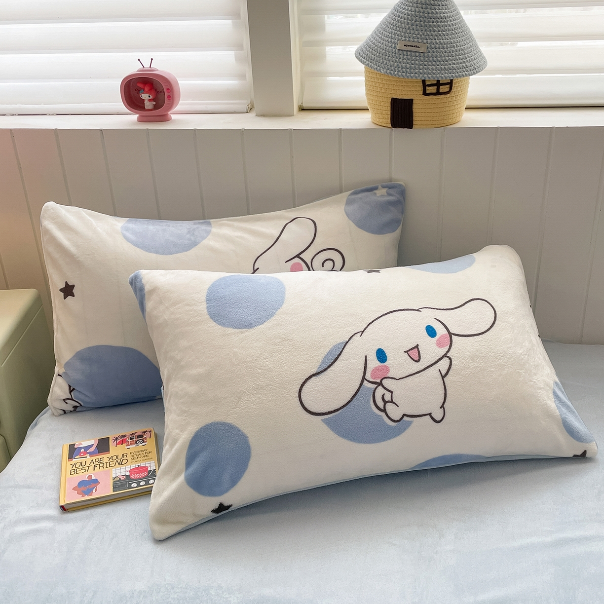 91家纺网 家纺一手货源 找家纺 金爱家 2025新款A类正版三丽鸥授权卡通加厚高克重牛奶绒系列四件套 绒三丽鸥-蓝色波点玉桂狗