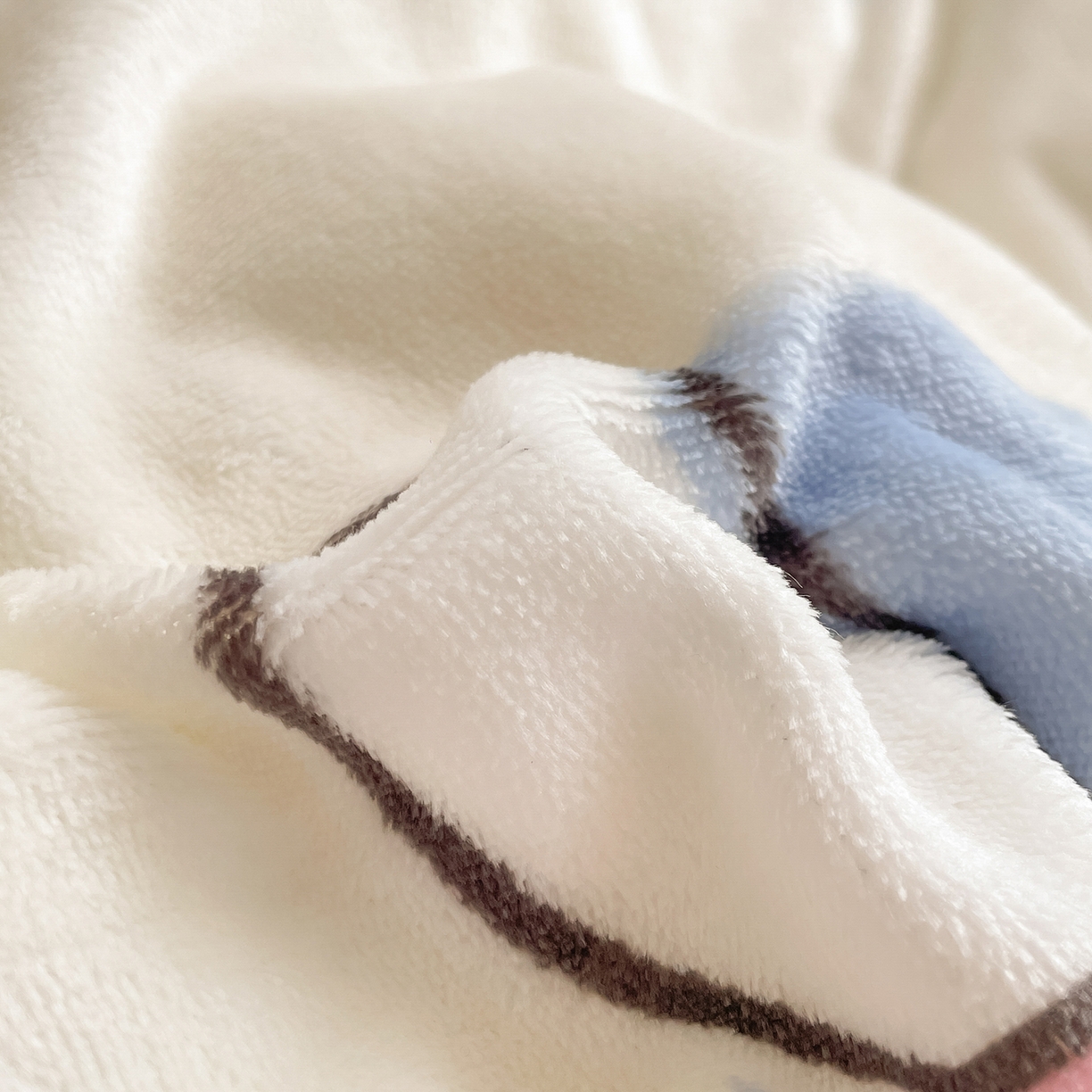 91家纺网 家纺一手货源 找家纺 金爱家 2025新款A类正版三丽鸥授权卡通加厚高克重牛奶绒系列四件套 绒三丽鸥-蓝色波点玉桂狗