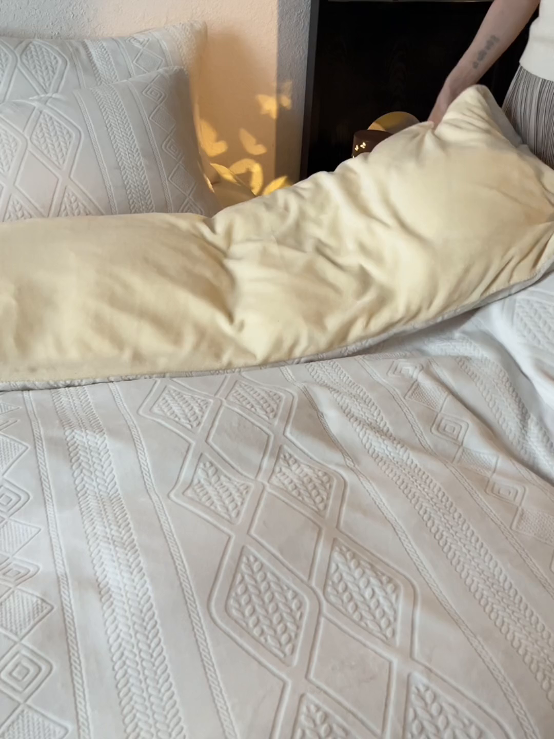 91家纺网 家纺一手货源 找家纺 眠博士 2025新款雕花加厚牛奶绒系列四件套 雕花款-卡洛白黄