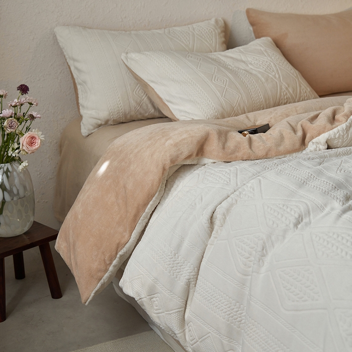 91家纺网 家纺一手货源 找家纺 眠博士 2025新款雕花加厚牛奶绒系列四件套 雕花款-卡洛白咖