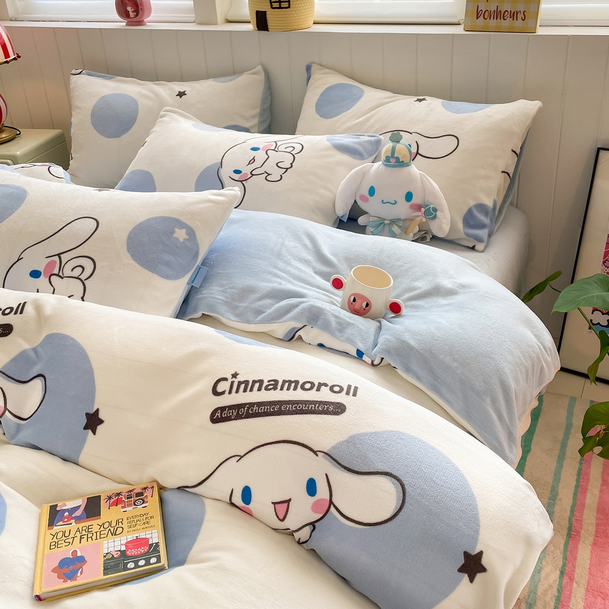 91家纺网 家纺一手货源 找家纺 金爱家 2025新款A类正版三丽鸥授权卡通加厚高克重牛奶绒系列四件套 绒三丽鸥-蓝色波点玉桂狗