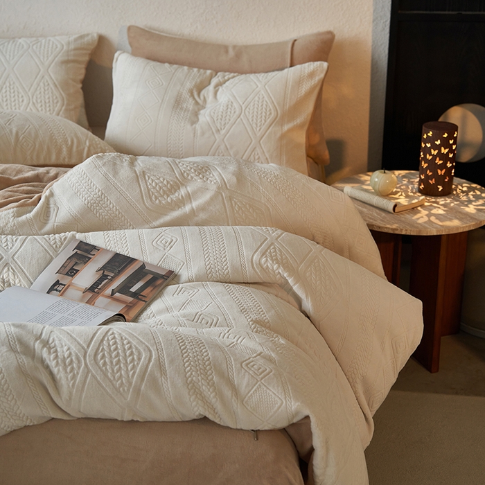 91家纺网 家纺一手货源 找家纺 眠博士 2025新款雕花加厚牛奶绒系列四件套 雕花款-卡洛白咖