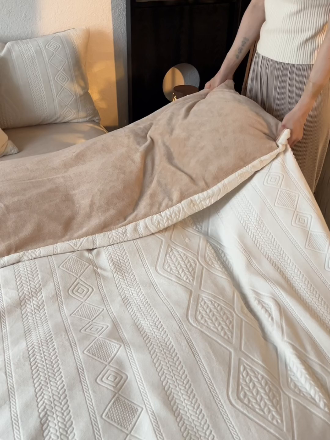 91家纺网 家纺一手货源 找家纺 眠博士 2025新款雕花加厚牛奶绒系列四件套 雕花款-卡洛白咖