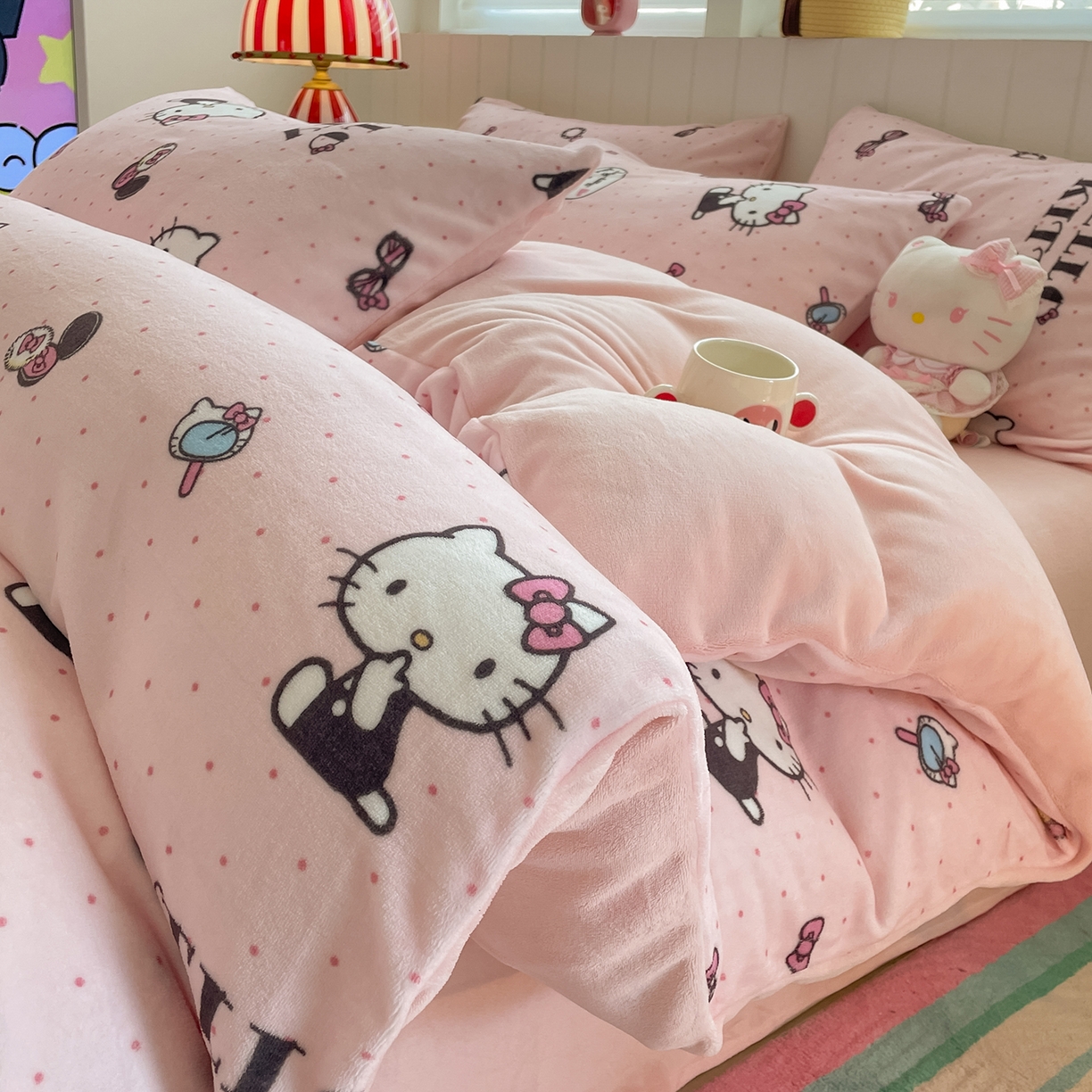 91家纺网 家纺一手货源 找家纺 金爱家 2025新款A类正版三丽鸥授权卡通加厚高克重牛奶绒系列四件套 绒三丽鸥-美美kitty