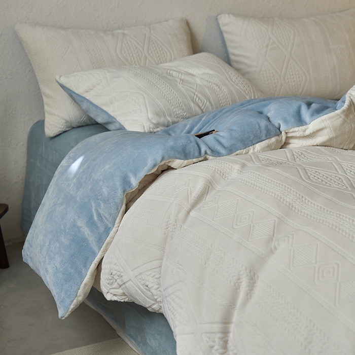 91家纺网 家纺一手货源 找家纺 眠博士 2025新款雕花加厚牛奶绒系列四件套 雕花款-卡洛白蓝