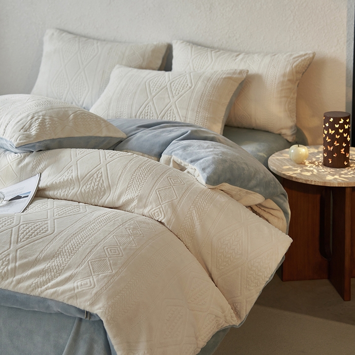 91家纺网 家纺一手货源 找家纺 眠博士 2025新款雕花加厚牛奶绒系列四件套 雕花款-卡洛白蓝