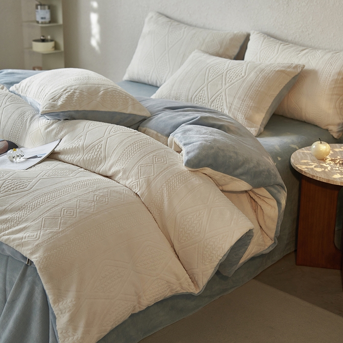 91家纺网 家纺一手货源 找家纺 眠博士 2025新款雕花加厚牛奶绒系列四件套 雕花款-卡洛白蓝