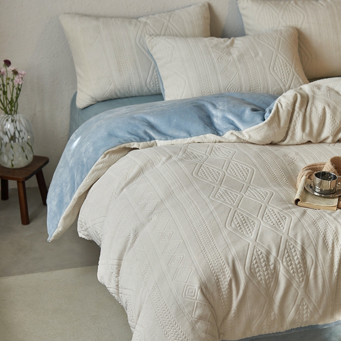 91家纺网 家纺一手货源 找家纺 眠博士 2025新款雕花加厚牛奶绒系列四件套 雕花款-卡洛白蓝