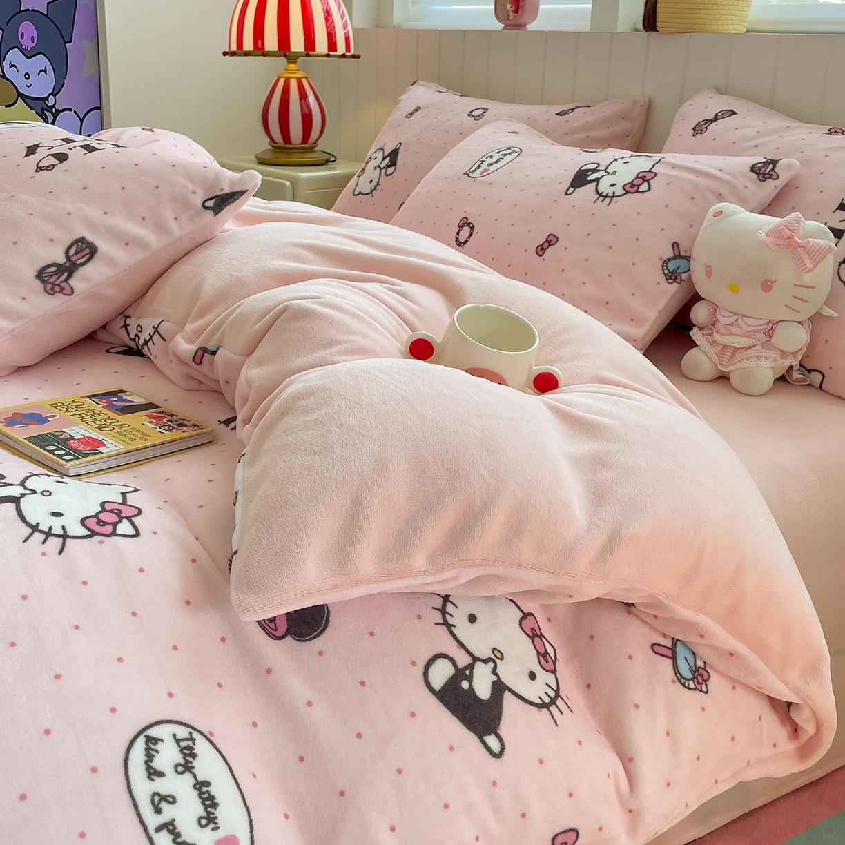 91家纺网 家纺一手货源 找家纺 金爱家 2025新款A类正版三丽鸥授权卡通加厚高克重牛奶绒系列四件套 绒三丽鸥-美美kitty