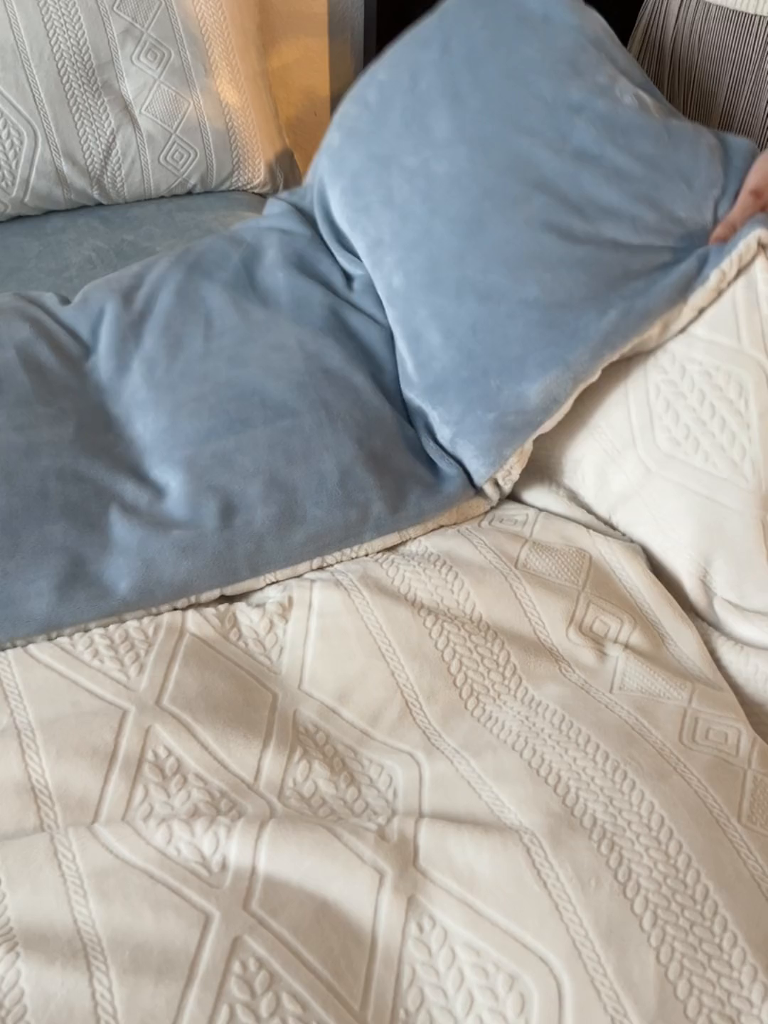 91家纺网 家纺一手货源 找家纺 眠博士 2025新款雕花加厚牛奶绒系列四件套 雕花款-卡洛白蓝