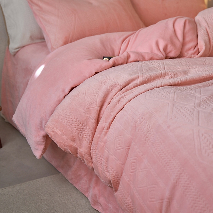 91家纺网 家纺一手货源 找家纺 眠博士 2025新款雕花加厚牛奶绒系列四件套 雕花款-卡洛粉